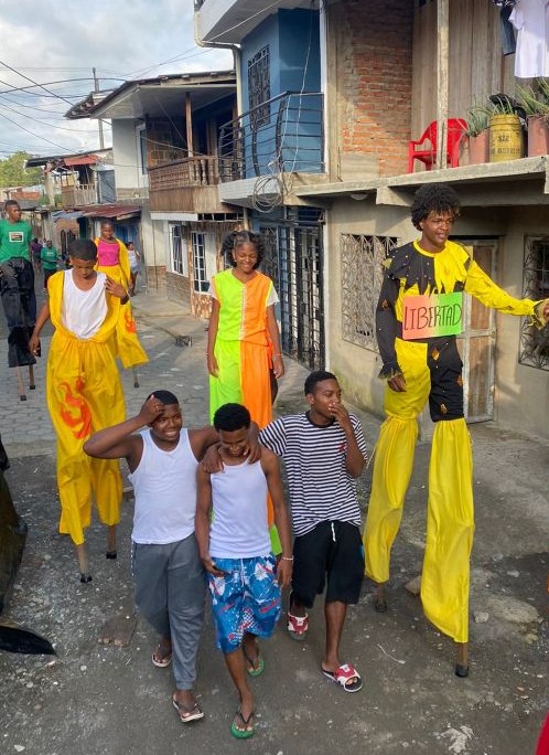 Die Stelzenläufer des Jugendzentrums Centro  Afro Juvenil in Tumaco ziehen durch ihren Stadtteil.
