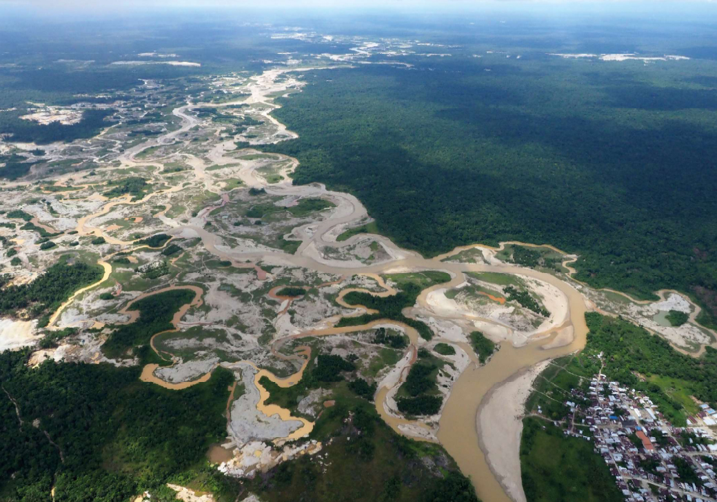 Der Abbau von Gold schadet Mensch und Natur: Bergbauschadengebiet am Fluss Quito, Chocó. Foto: Steve Cagan, 2017. 